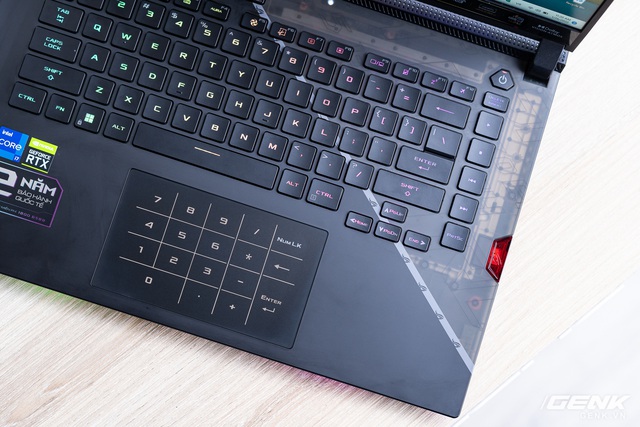 Cận cảnh ROG Strix SCAR 15 phiên bản 2022: Năm mới nhiều thứ mới, ngoại hình lột xác, hiệu năng cải tiến, giá tậu về chơi Tết từ 54 triệu đồng - Ảnh 5. Cận cảnh ROG Strix SCAR 15 phiên bản 2022: Năm mới nhiều thứ mới, ngoại hình lột xác, hiệu năng cải tiến, giá tậu về chơi Tết từ 54 triệu đồng - Ảnh 5.