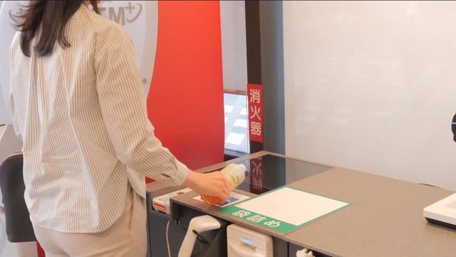 Cửa hàng 7-Eleven Nhật Bản nâng &quot;thanh toán không chạm&quot; lên một tầm cao mới với màn hình hologram trên không - Ảnh 2.