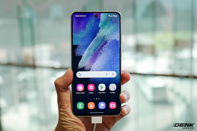 On hand Galaxy S21 FE 5G: Still the old design language but with more youthful color options, unchanged performance, priced from 15.9 million VND - Photo 11.