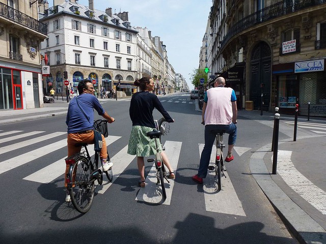 France: Gasoline cars are as toxic as cigarettes, ads must include a message advising people to ride bicycles - Photo 1.