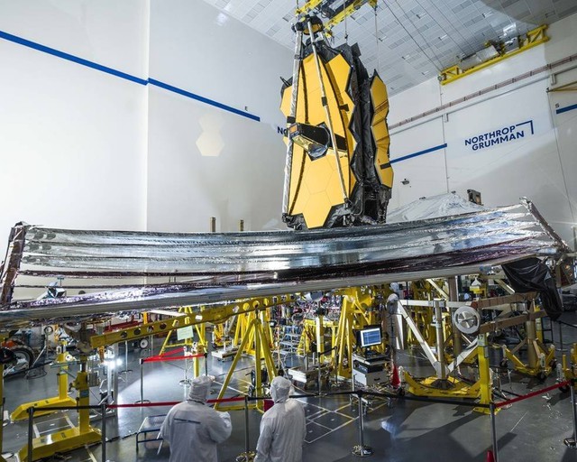 NASA mở thành công tấm chắn mặt trời rộng ngang sân tennis của Kính viễn vọng Không gian James Webb - Ảnh 1.