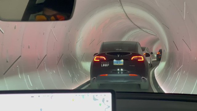 Cả dàn xe Tesla tắc nghẽn trong đường hầm dưới đất ở CES 2022 - Ảnh 2. Cả dàn xe Tesla tắc nghẽn trong đường hầm dưới đất ở CES 2022 - Ảnh 2.