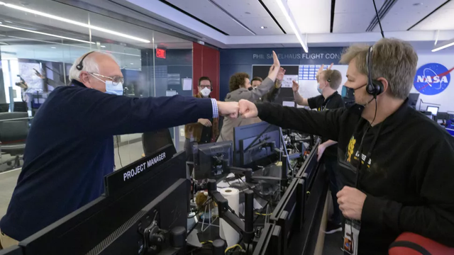 Kính viễn vọng Không gian James Webb hoàn thành giai đoạn mở gương đầy rủi ro, đang bay từ từ đến điểm cuối chuyến hành trình - Ảnh 2.