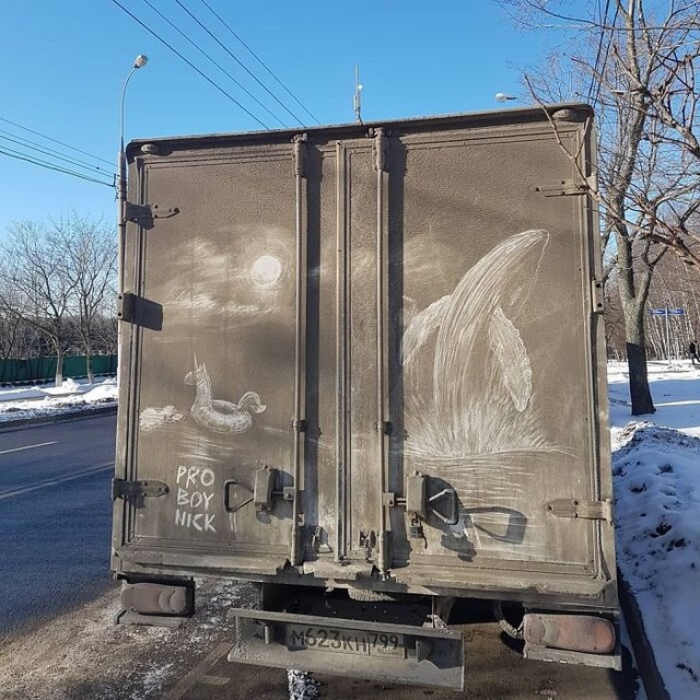 [Chùm ảnh] Chàng họa sĩ biến lớp bụi trên ô tô thành những bức vẽ đẹp hút hồn, ngắm xong cũng không nỡ lau đi - Ảnh 14.