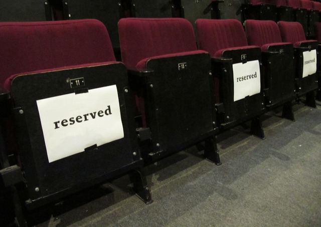 Quyết chia rẽ các cặp đôi trong ngày Valentine, một người Trung Quốc từng đặt toàn bộ ghế số lẻ trong rạp chiếu phim - Ảnh 1.