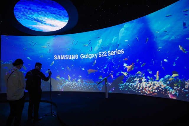 Toàn cảnh sự kiện ra mắt Galaxy S22 tại Việt Nam: bên cạnh siêu phẩm công nghệ này còn có sự xuất hiện của một Mỹ nhân ngư - Ảnh 1.