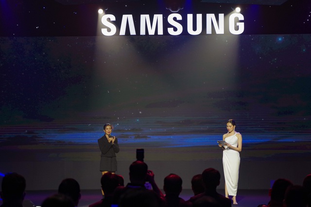 Toàn cảnh sự kiện ra mắt Galaxy S22 series tại Việt Nam: bên cạnh siêu phẩm công nghệ này còn có sự xuất hiện của một Mỹ nhân ngư - Ảnh 6.