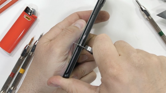 Kiểm chứng độ bền OnePlus 10 Pro và cái kết: Mỏng manh dễ vỡ, bẻ nhẹ là gãy - Ảnh 8.