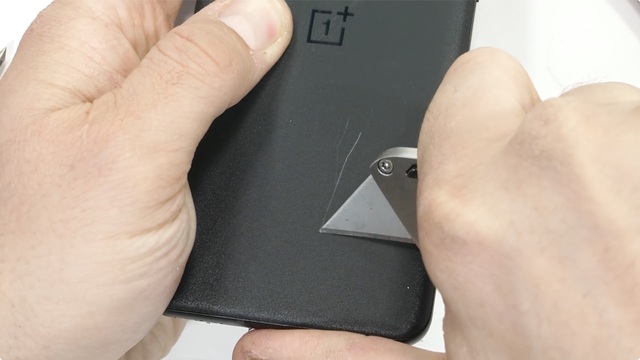 Kiểm chứng độ bền OnePlus 10 Pro và cái kết: Mỏng manh dễ vỡ, bẻ nhẹ là gãy - Ảnh 9.
