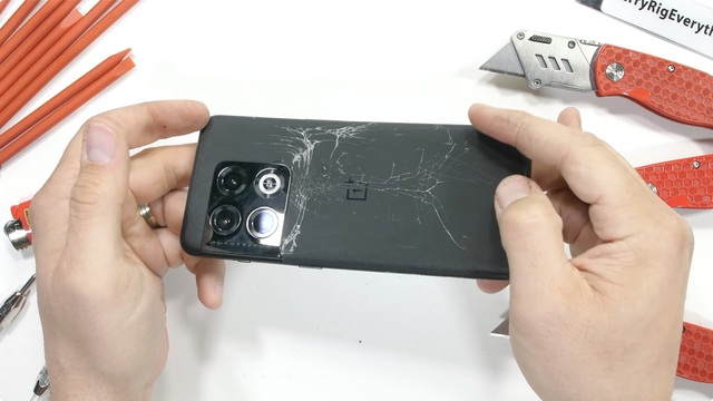 Kiểm chứng độ bền OnePlus 10 Pro và cái kết: Mỏng manh dễ vỡ, bẻ nhẹ là gãy - Ảnh 12.