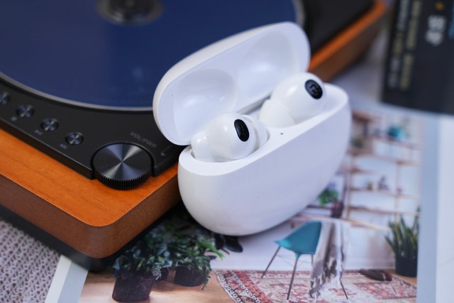 OPPO Enco X2 ra mắt với thiết kế giống AirPods Pro, nâng cấp chống ồn, chất âm &quot;ngon&quot;, pin 40 giờ, giá 3.2 triệu đồng - Ảnh 1.