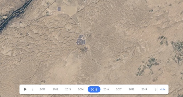 Hàng triệu tấm pin năng lượng mặt trời bao phủ một góc sa mạc qua ảnh vệ tinh chụp từ độ cao 705 km - Ảnh 1.