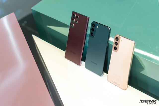 Trên tay Samsung Galaxy S22 series: thiết kế gợi nhớ đến Galaxy Note, bản Việt Nam dùng vi xử lý Snapdragon 8 gen 1, camera nâng cấp rất mạnh [HOT]