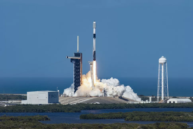 SpaceX mất 40 vệ tinh internet Starlink do bão từ - Ảnh 1.