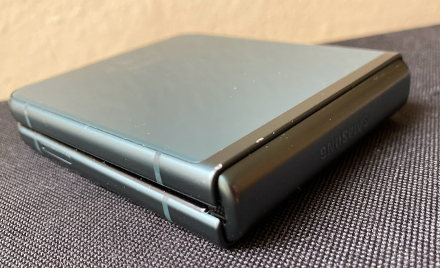 Dùng Galaxy Z Flip3 được 3 tháng đã hỏng, người dùng tuyên bố: "Không bao giờ mua điện thoại Samsung nữa" - Ảnh 6. Dùng Galaxy Z Flip3 được 3 tháng đã hỏng, người dùng tuyên bố: "Không bao giờ mua điện thoại Samsung nữa" - Ảnh 6.