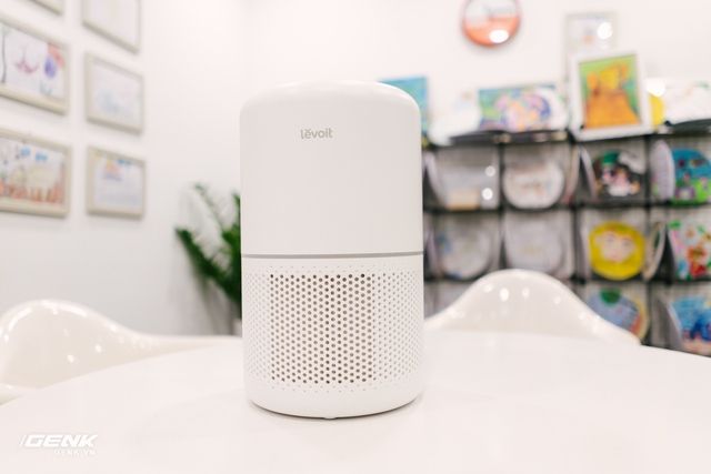 On hand the Levoit Core 300S air purifier: Small, beautiful design, easy to use, with voice control - Photo 2.