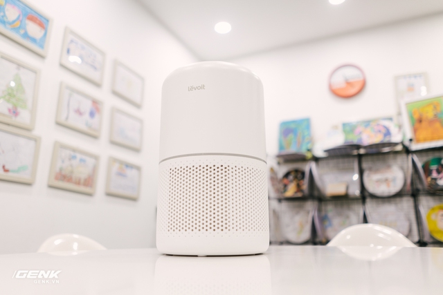 On hand Levoit Core 300S air purifier: Small, beautiful design, easy to use, with voice control - Photo 1.