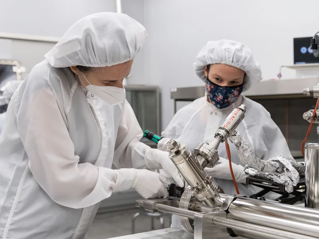 Preparing to return to the Moon, NASA opens a tube containing soil and rock samples collected by the Apollo 17 mission 50 years ago - Photo 3.