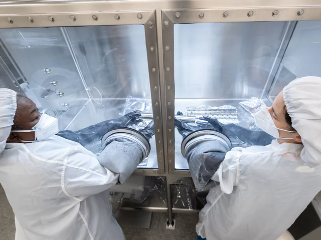 Preparing to return to the Moon, NASA opens a tube containing soil and rock samples collected by the Apollo 17 mission 50 years ago - Photo 2.