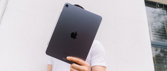 Ảnh thực tế iPad Air 5: Ngoại hình không đổi, chip M1 mạnh ngang iPad Pro - Ảnh 2.