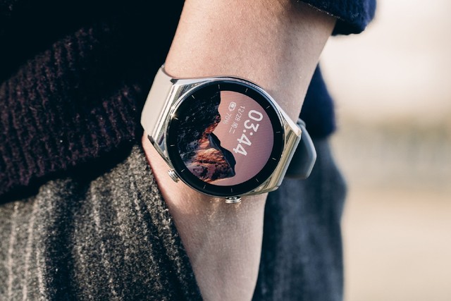 Xiaomi ra mắt loạt phụ kiện công nghệ mới: Smartwatch giá rẻ có mặt kính sapphire, tai nghe TWS chống ồn, robot hút bụi - Ảnh 2.