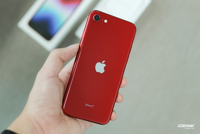 Chi tiết iPhone SE 2022: Chiếc iPhone nhàm chán nhất của Apple - Ảnh 2.