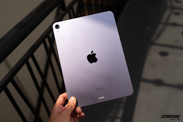 Trên tay iPad Air 5 mới về VN: "Bình cũ rượu mới", chip M1 liệu có đáng mua hơn iPad Pro? L1330734-16476993579081060555304