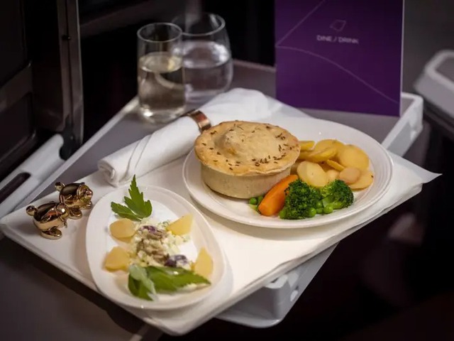 Bên trong căn bếp rộng 12.000 m2 - Nơi tạo ra hầu hết đồ ăn của các hãng hàng không trên toàn thế giới - Ảnh 27.