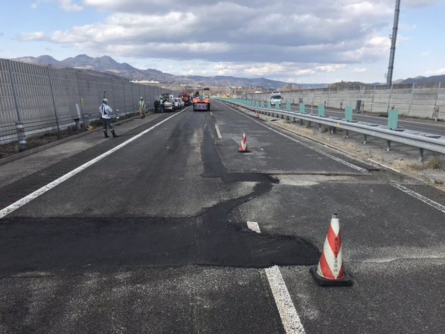 Japanese construction class: The earthquake caused a giant crack on the highway at midnight and dawn, which was completely overcome - Photo 2.
