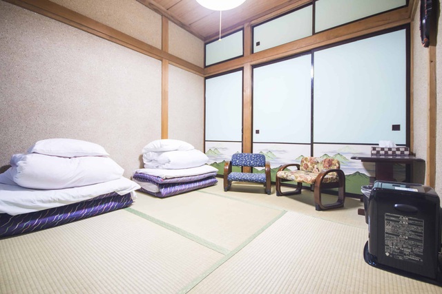 Why do Japanese people have so much money to buy beds but they still sleep on the floor?  - Photo 2.