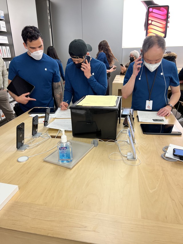 Server collapse, Apple Store employees were forced to switch to pen and paper - Photo 1.