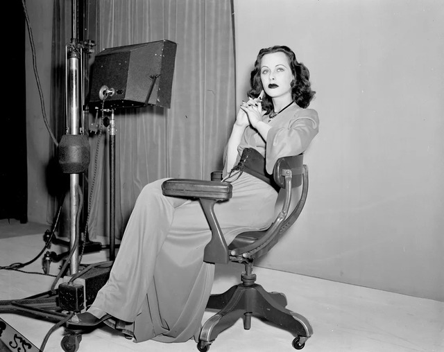 How the 'most beautiful woman in the world' built the foundation for the Wi-Fi network 80 years ago - Photo 2.