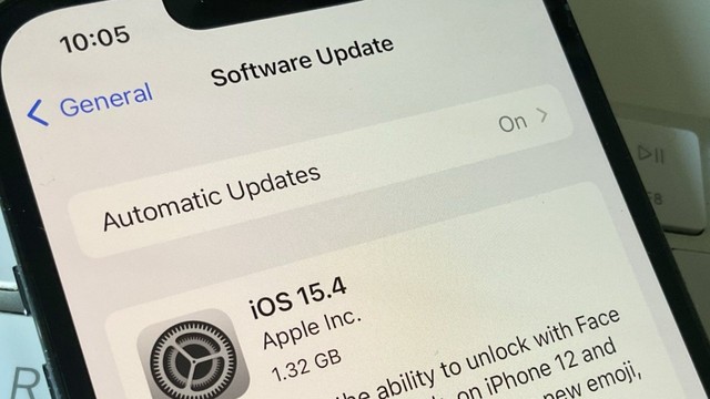 Apple admits iOS 15.4 drains the battery quickly, offering a controversial solution - Photo 1.