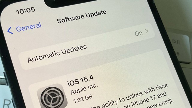 Apple thừa nhận iOS 15.4 làm tụt pin nhanh chóng, đưa ra cách xử lý gây tranh cãi

 - Ảnh 1.