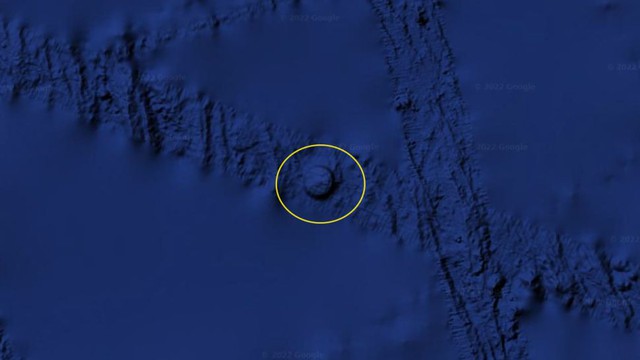 Detecting a strange circle holding the ocean floor on Google Earth, sparking controversy about 