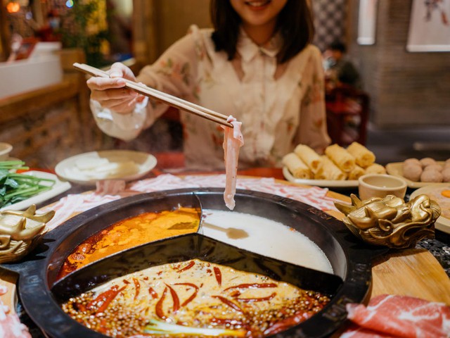 What is the experience like suddenly being quarantined at a hot pot restaurant?  - Photo 1.