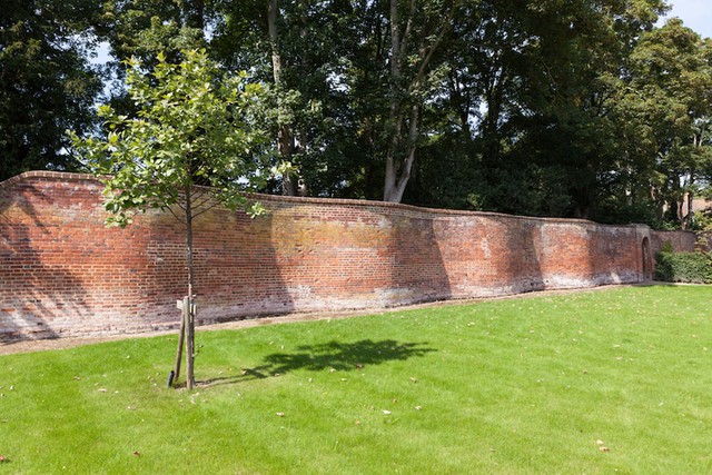 It looks expensive, but in fact these walls use less bricks than straight walls - Photo 2.