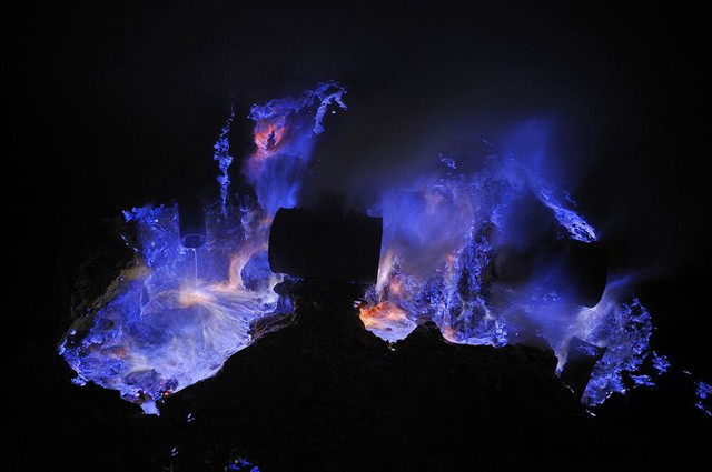 Giải thích hiện tượng bí ẩn, núi lửa phun trào dung nham màu xanh lam - Ảnh 3.