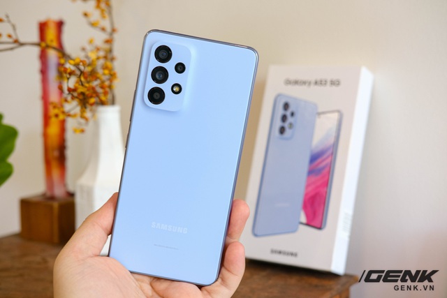 Những điểm ấn tượng đầu tiên trên Galaxy A53 5G: thiết kế màu trendy, là dòng A đầu tiên không đi kèm củ sạc - Ảnh 2.