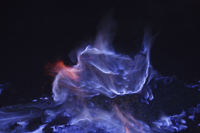 Giải thích hiện tượng bí ẩn, núi lửa phun trào dung nham màu xanh lam - Ảnh 1.
