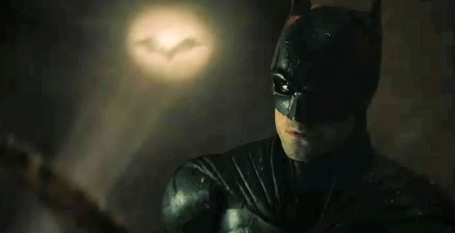 Nhóm YouTuber chế đèn Bat-Signal siêu to khổng lồ, chiếu được logo người dơi rõ mồn một lên bầu trời đầy sương như trong The Batman - Ảnh 1.