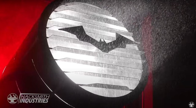Nhóm YouTuber chế đèn Bat-Signal siêu to khổng lồ, chiếu được logo người dơi rõ mồn một lên bầu trời đầy sương như trong The Batman - Ảnh 2. Nhóm YouTuber chế đèn Bat-Signal siêu to khổng lồ, chiếu được logo người dơi rõ mồn một lên bầu trời đầy sương như trong The Batman - Ảnh 2.