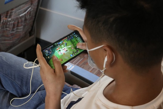 China: Proposing to completely ban people under 18 from playing games, game addicts parents are jointly responsible - Photo 1.