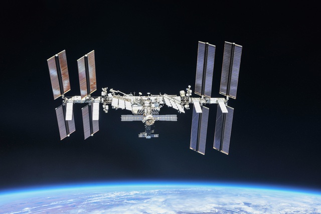 Chụp được ảnh phi hành gia đang làm việc ngoài trạm vũ trụ ISS từ Trái Đất - Ảnh 5.
