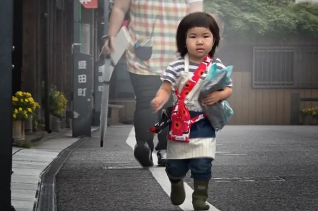 Netflix's new series caused controversy when it let young children wander alone on the street, at the age of 2, they had to go to the supermarket by themselves and use public transport - Photo 1.