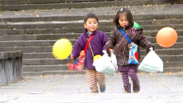 Netflix's new series caused controversy when it let young children wander alone on the street, at the age of 2, they had to go to the supermarket by themselves and use public transport - Photo 3.