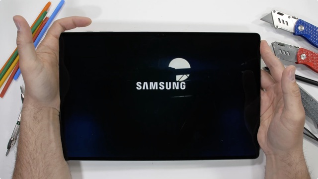 Kiểm chứng độ bền Galaxy Tab S8 Ultra: Mỏng hơn iPad nhưng bẻ không gãy - Ảnh 2.