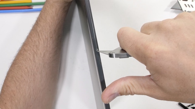 Kiểm chứng độ bền Galaxy Tab S8 Ultra: Mỏng hơn iPad nhưng bẻ không gãy - Ảnh 8.