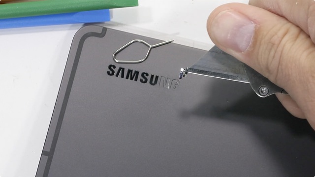 Kiểm chứng độ bền Galaxy Tab S8 Ultra: Mỏng hơn iPad nhưng bẻ không gãy - Ảnh 10.