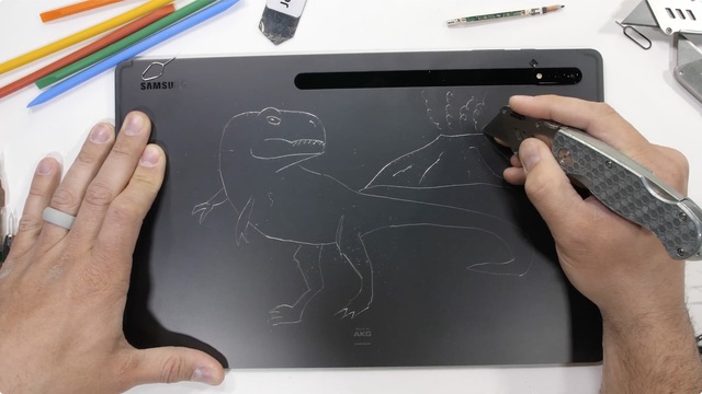 Kiểm chứng độ bền Galaxy Tab S8 Ultra: Mỏng hơn iPad nhưng bẻ không gãy - Ảnh 9.